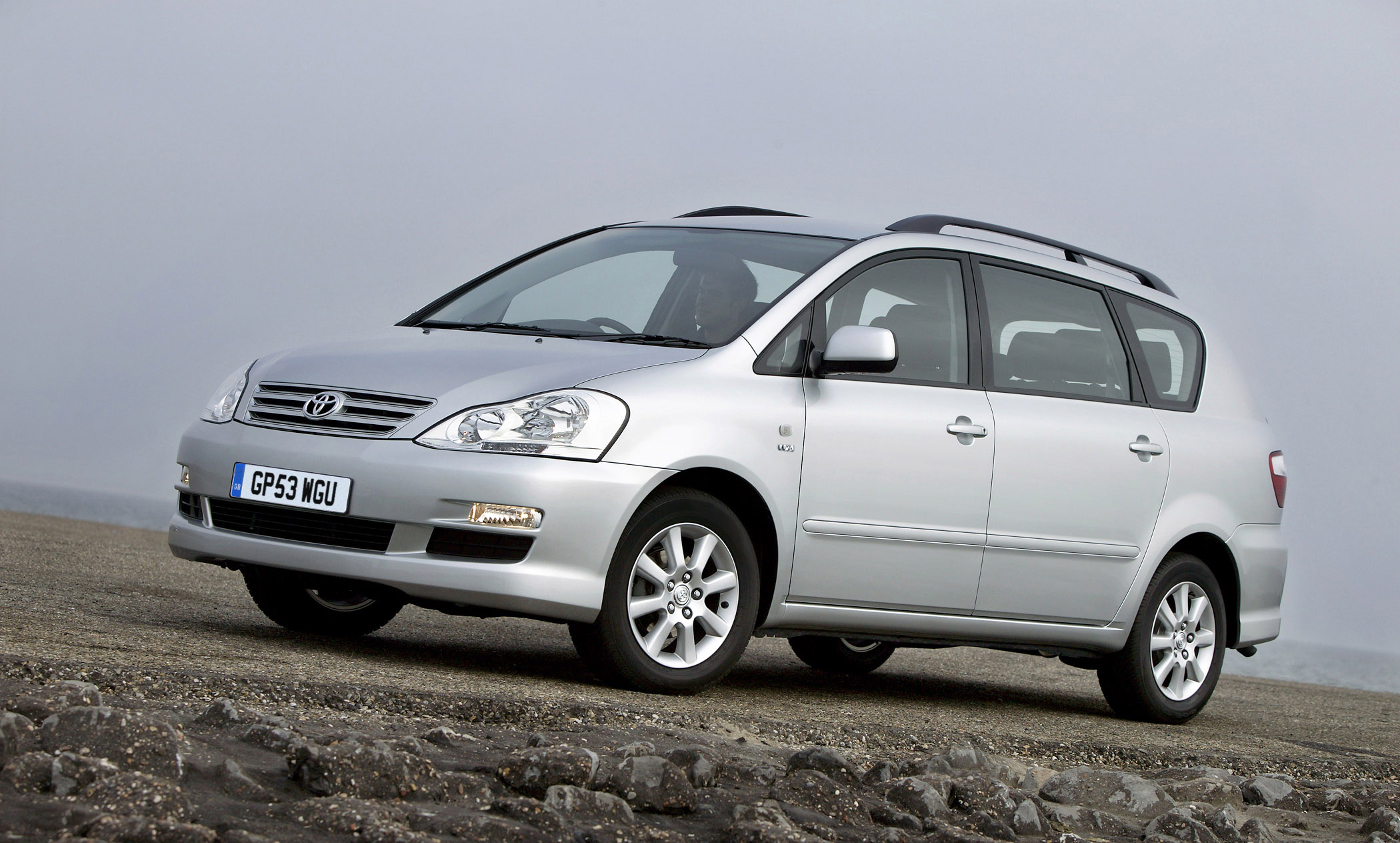 Toyota avensis verso 2004 review