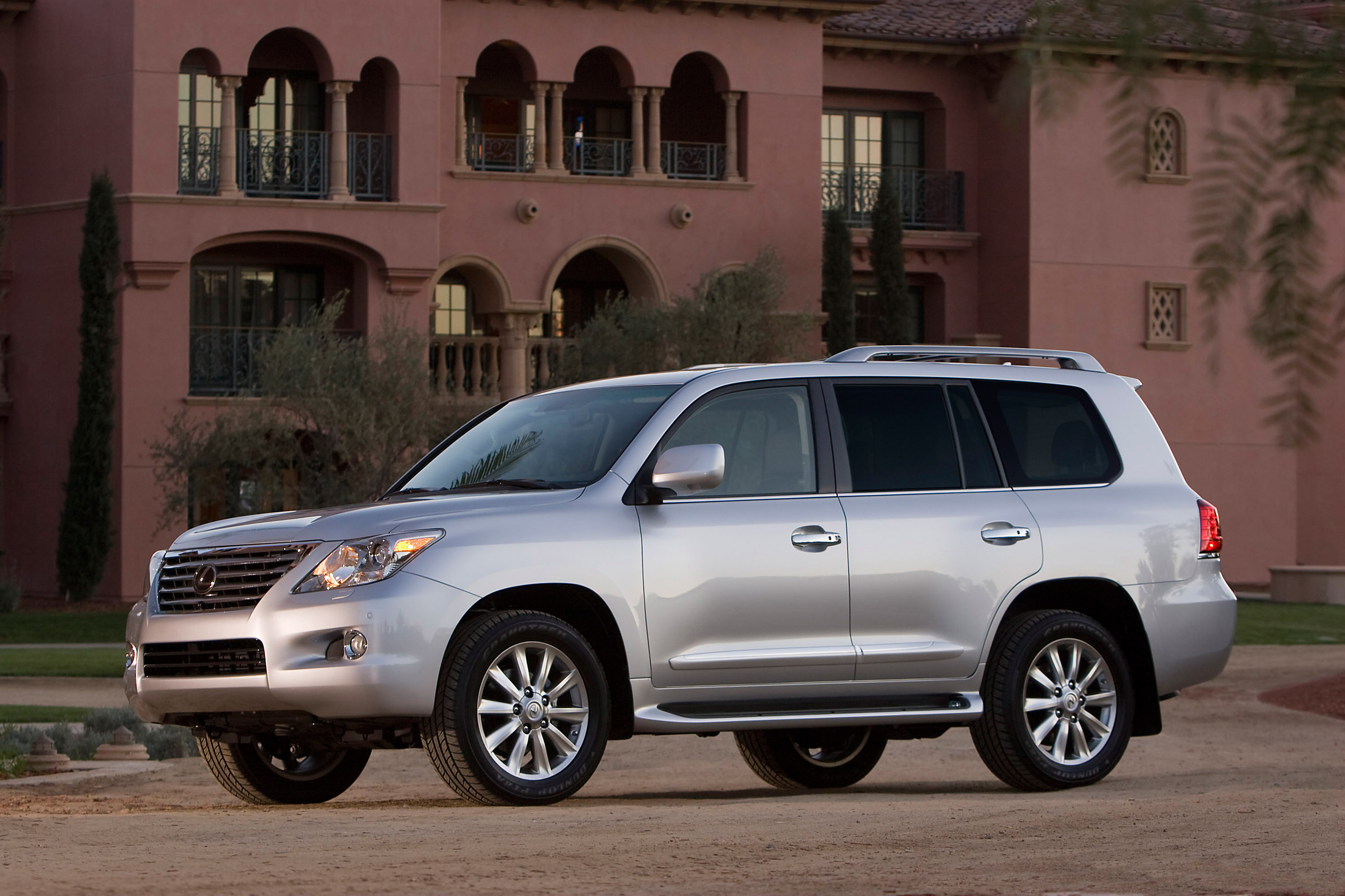 2010 Lexus LX 570 packs new features and vision