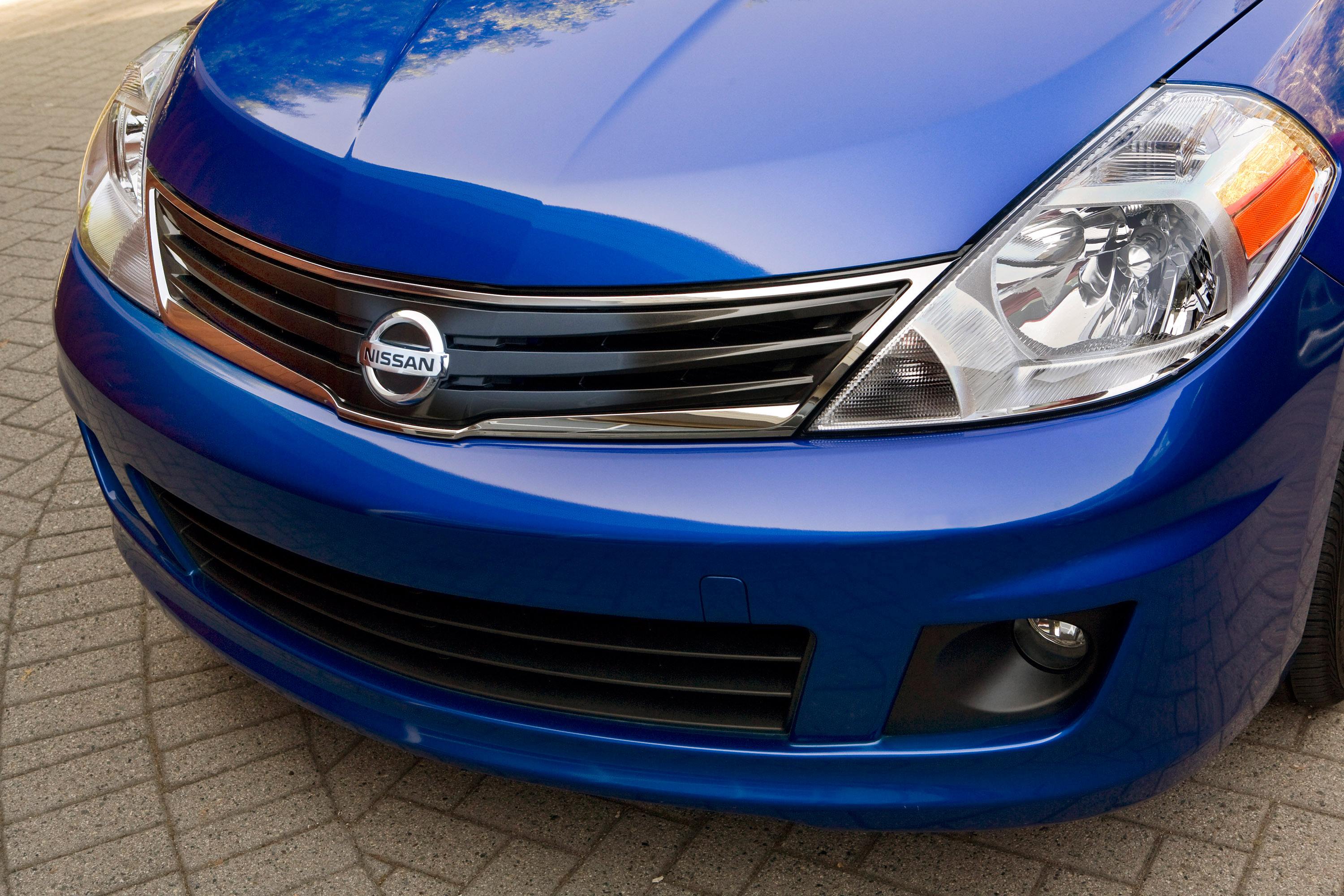 2010 Nissan versa standard equipment #2
