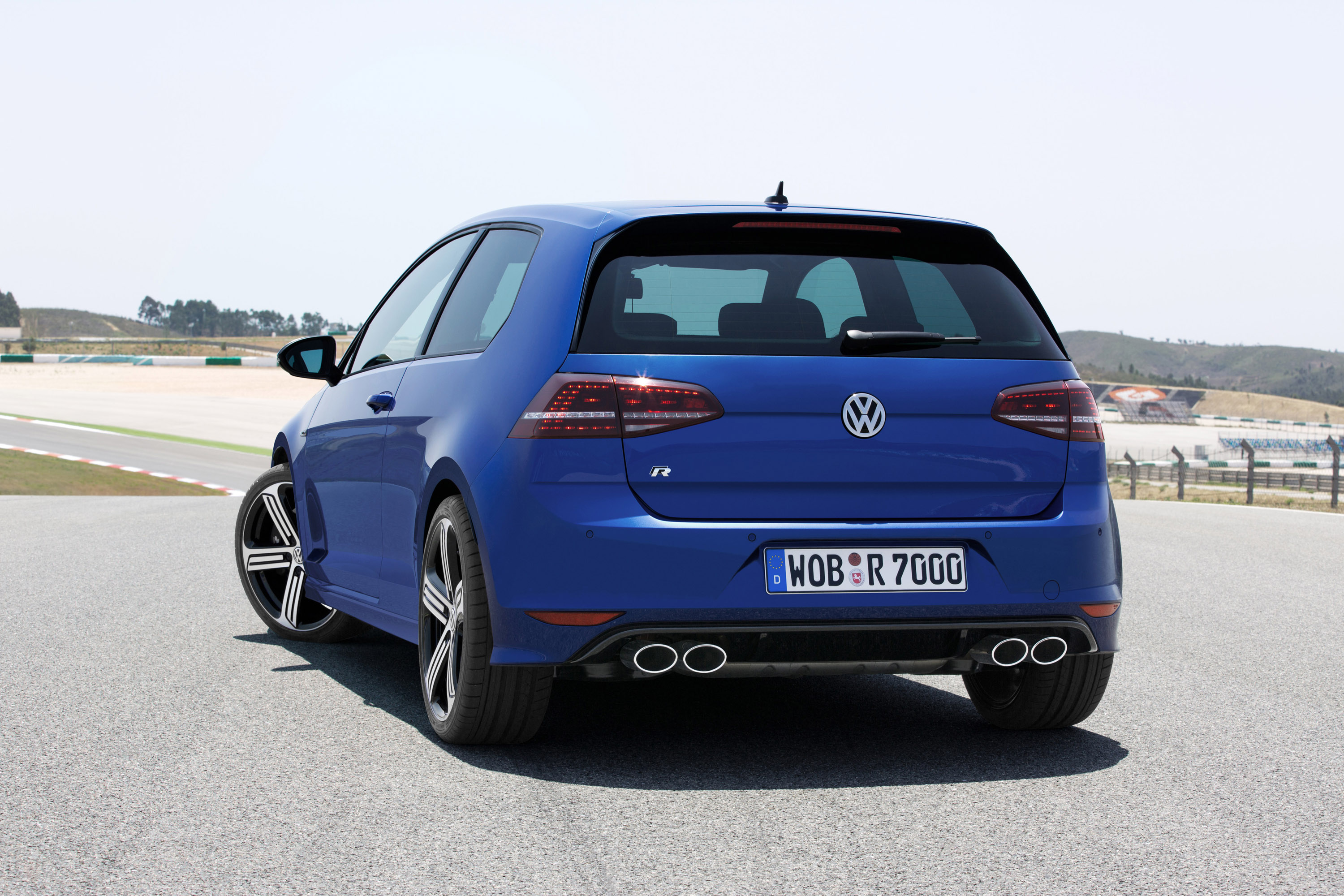 2014 Volkswagen Golf VII R 300HP and 380Nm