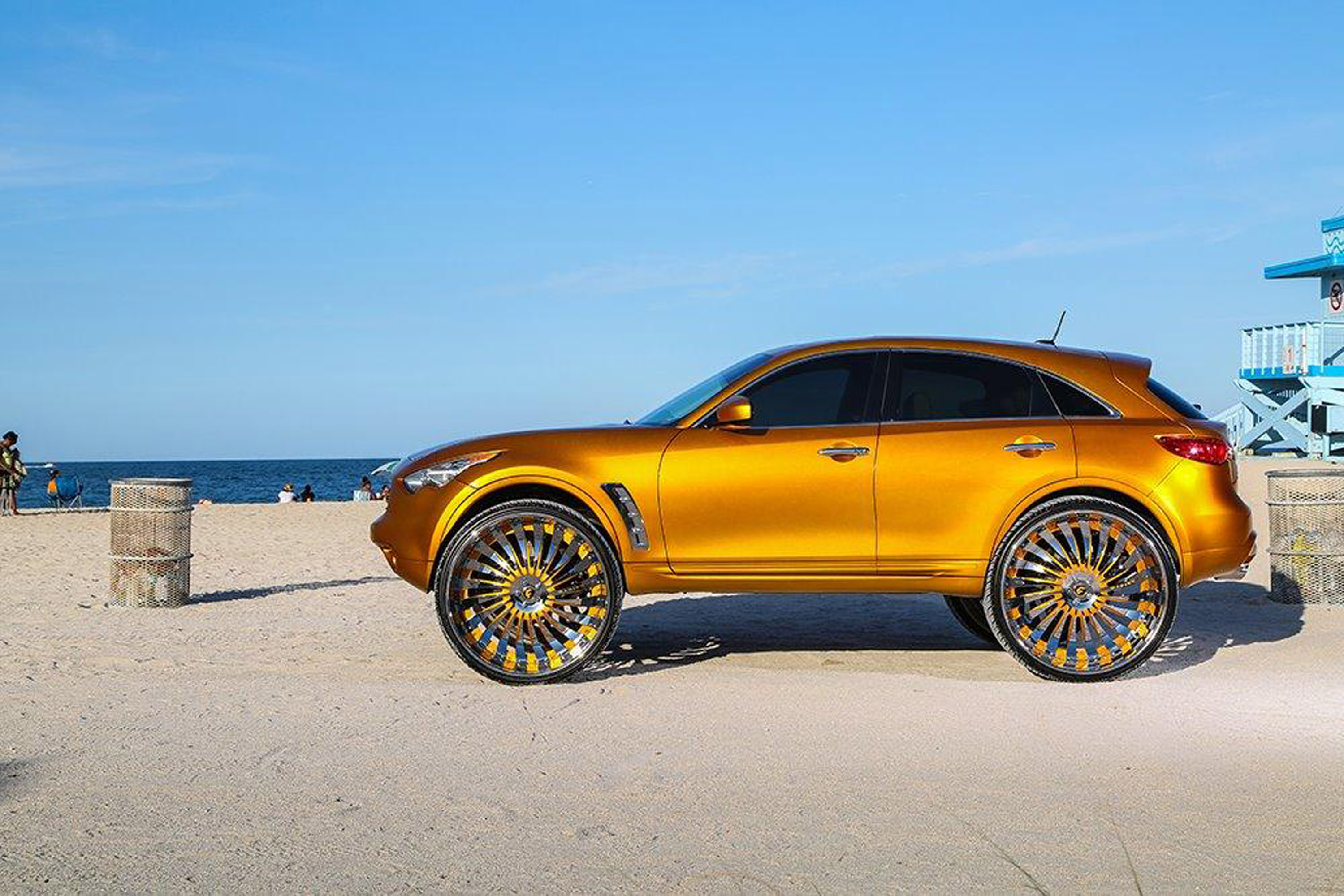2015-infiniti-fx-with-32-inch-wheels-03.jpg