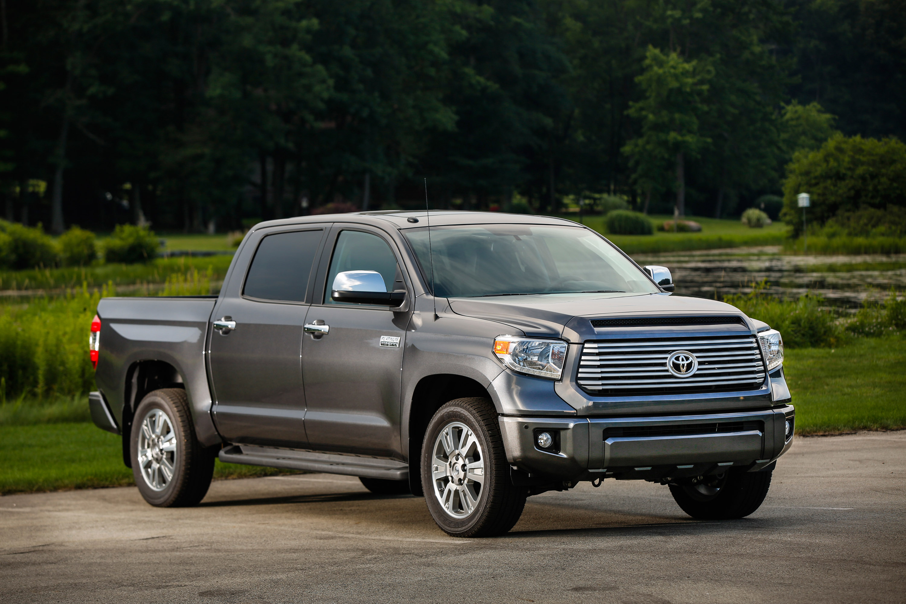 Toyota Tundra 2015: Truk Tangguh yang Tak Lekang Oleh Waktu