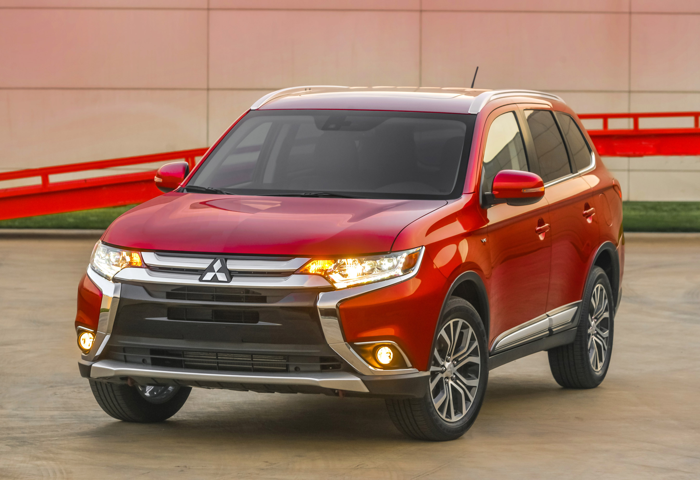 2016 Mitsubishi Outlander Debuts in NY 