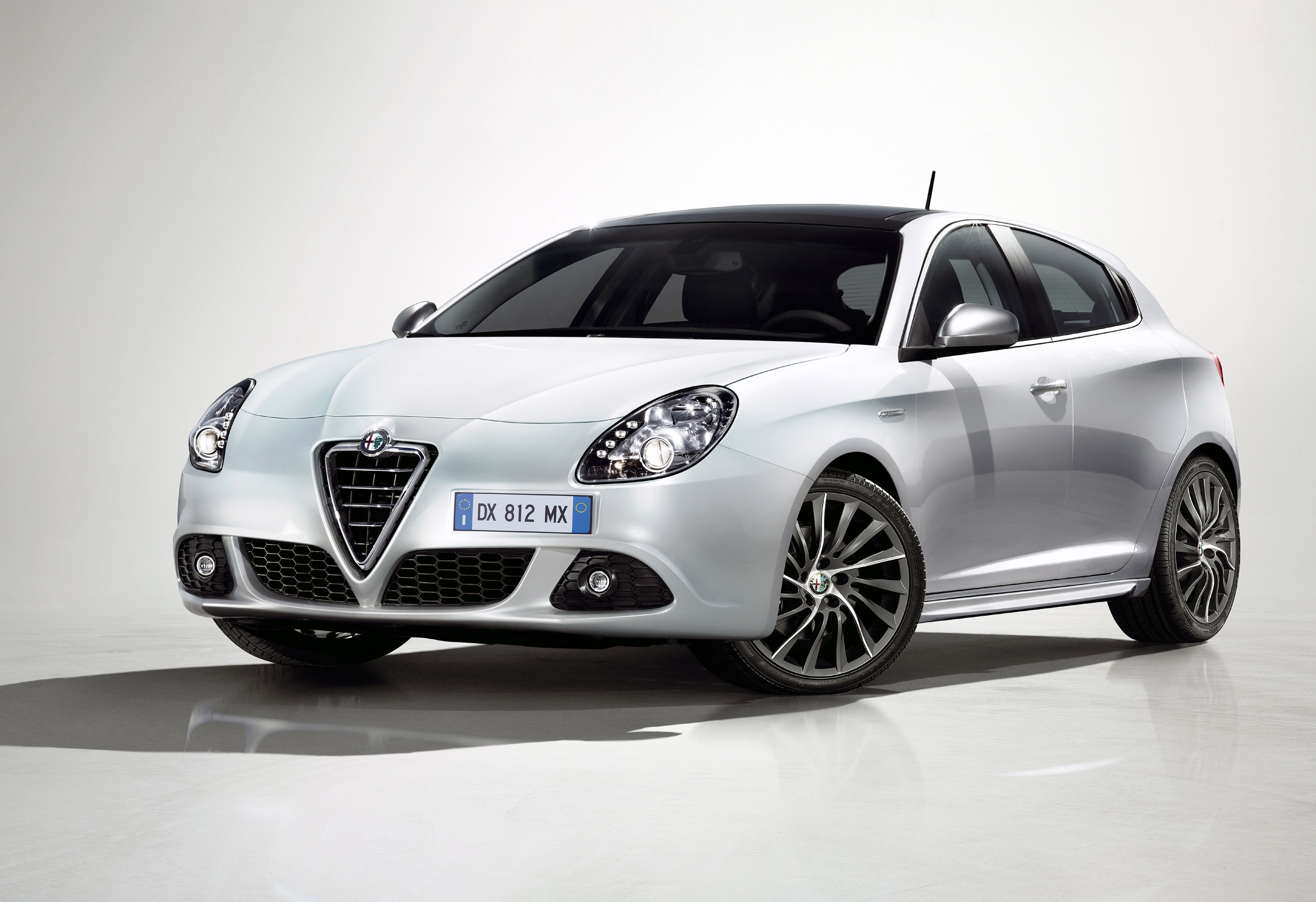 Alfa Giulietta ad campaign starring Uma Thurman