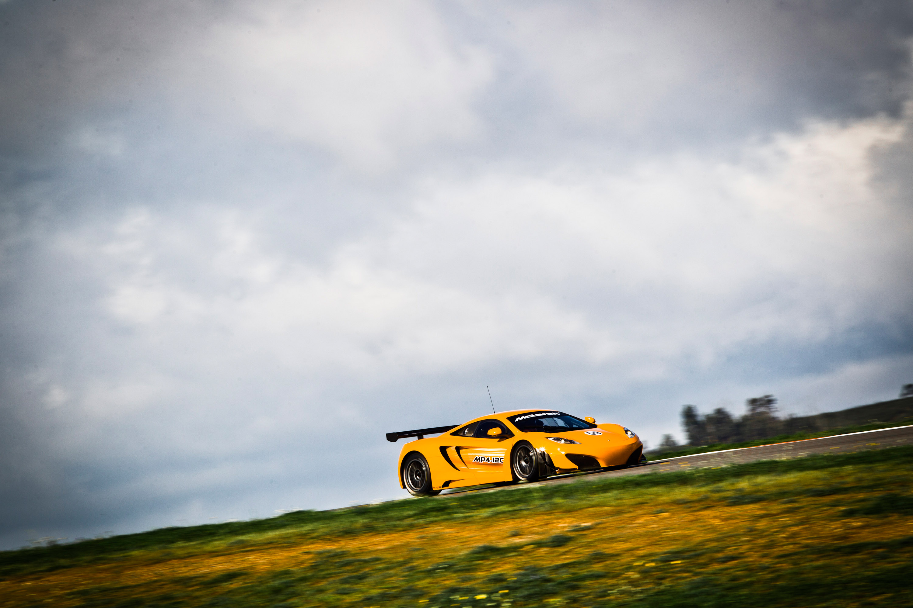 желтый спортивный автомобиль McLaren MP4 12C GT3 без регистрации №667650 желтый спортивный автомобиль McLaren MP4 12C GT3 № 667649 без смс