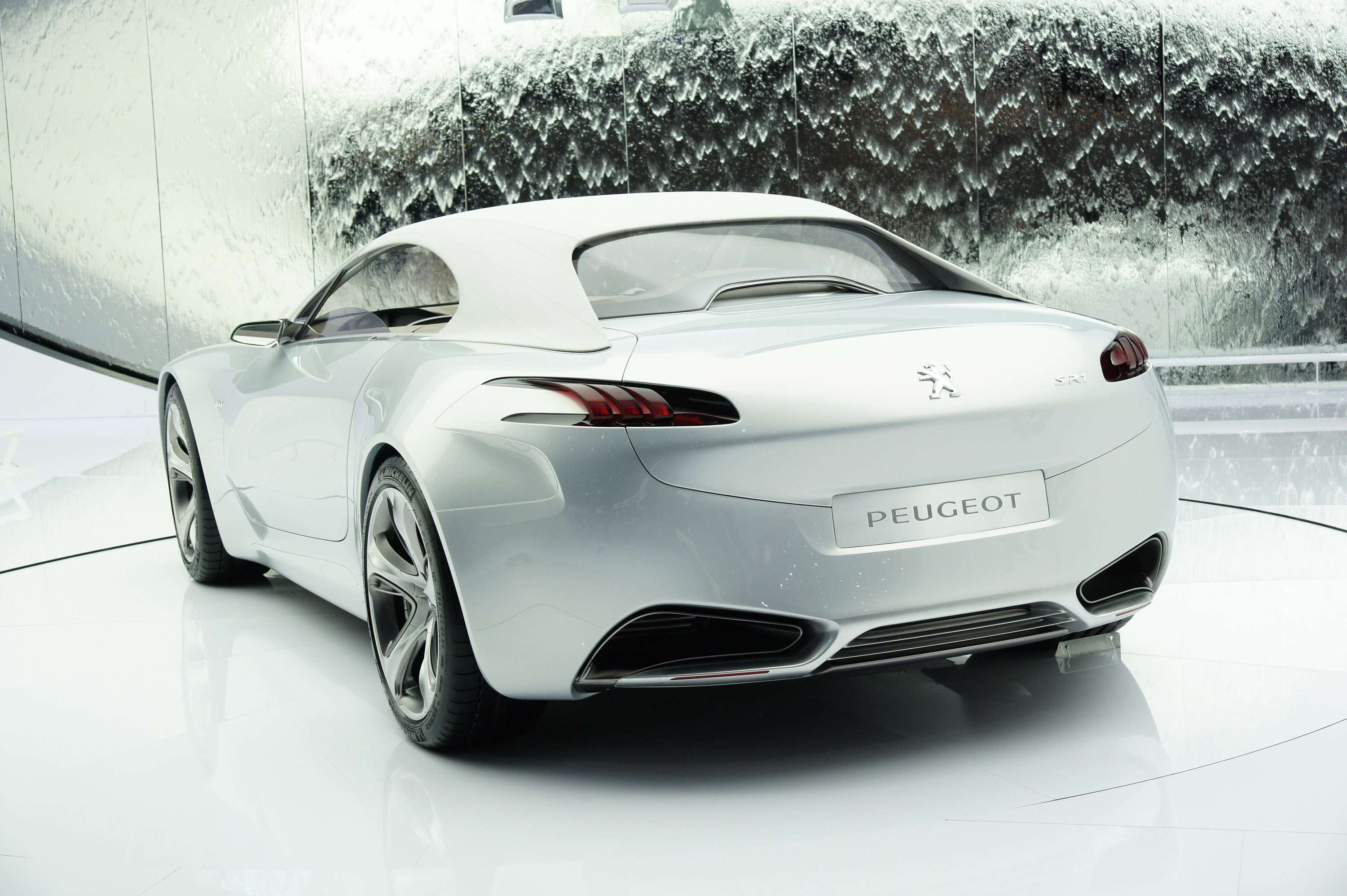 peugeot-sr1-concept-geneva-2010-06.jpg
