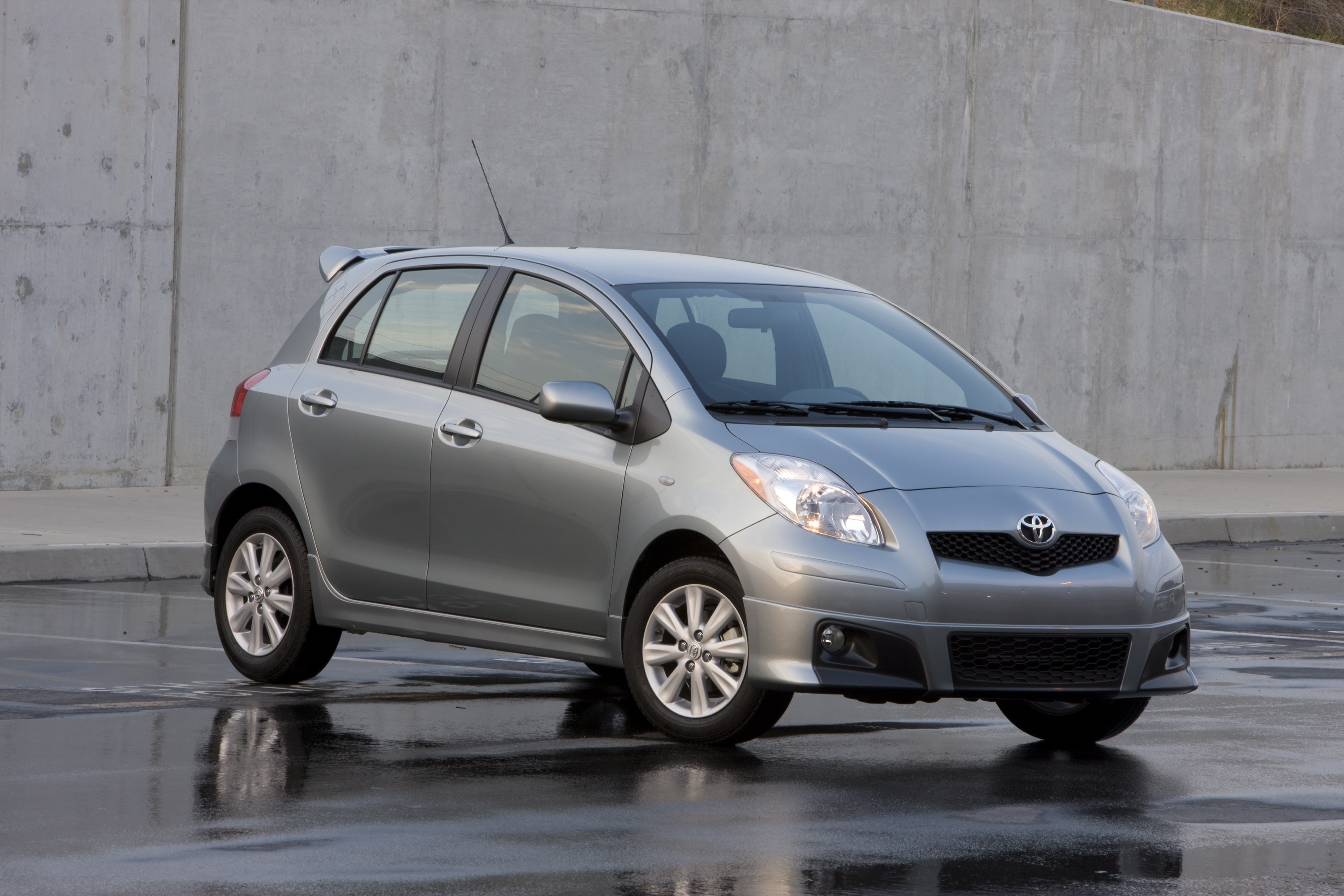 Toyota Expands Yaris Line for 2009 with Third Model and