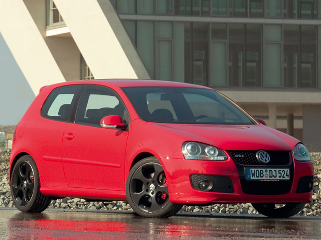 Floor mats trimmed in red round out the dynamic character of the study. VW 