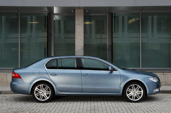 http://www.automobilesreview.com/uploads/2008/09/skoda-superb-02.jpg