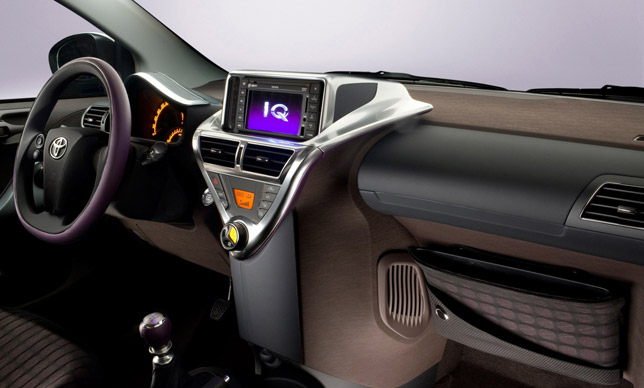 Toyota iQ - Asymmetric dashboard