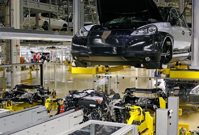 Assembly of the first dieselengine in a Cayenne