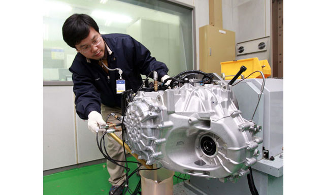 Hyundai Engineer Testing 6-Speed Automatic Transaxle