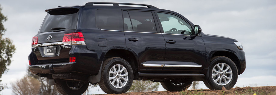 2016 Toyota Land Cruiser Facelift Side View