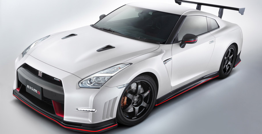 2016 Nissan GT-R NISMO N-Attack Package Front View