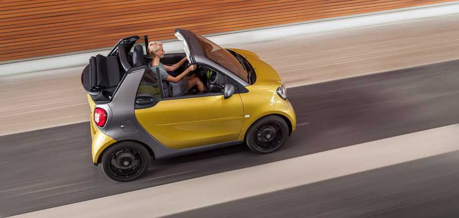 smart fortwo cabrio fromt above