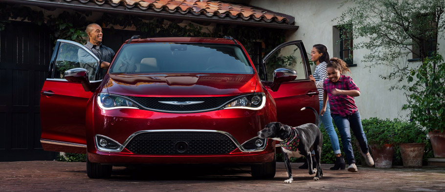 2017 Chrysler Pacifica Fornt view