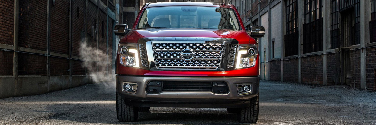 2017 Nissan Titan Crew Cab front view