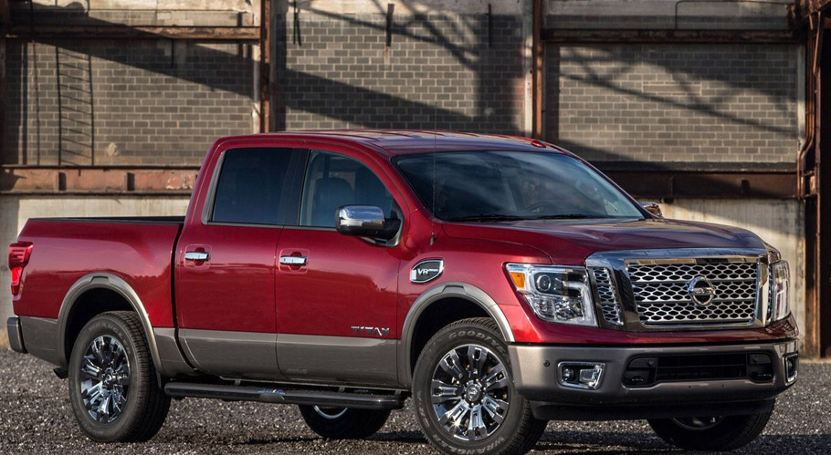 2017 Nissan Titan Crew Cab side view