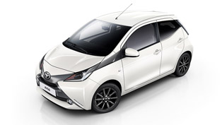Fresh and confident towards 2017: two Toyota sweeties hit the road!