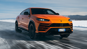 Lambo team celebrates the production of the 15,000th Urus 
