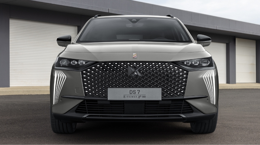 2023 DS 7 - front angle