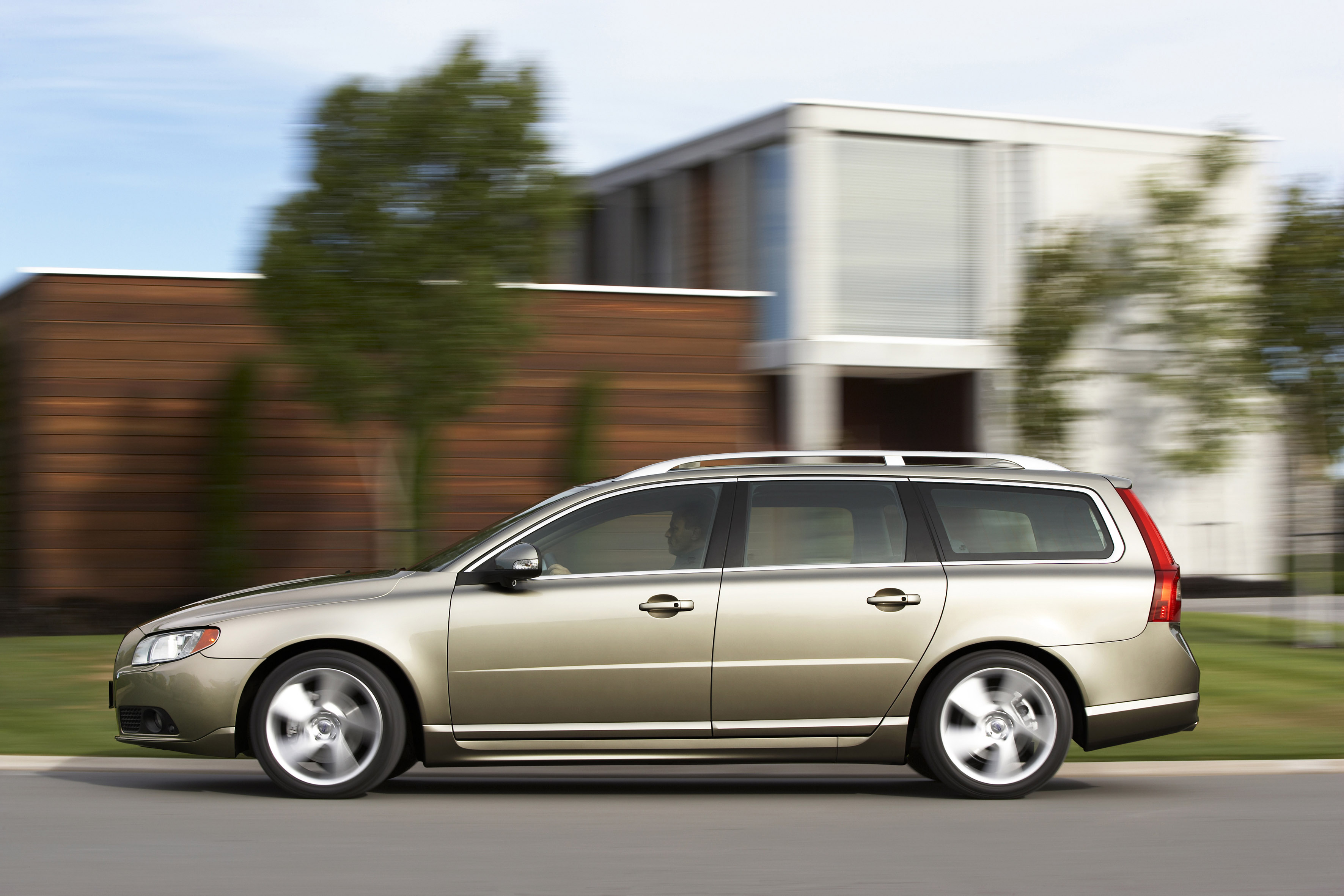 Research 2010
                  VOLVO V70 pictures, prices and reviews