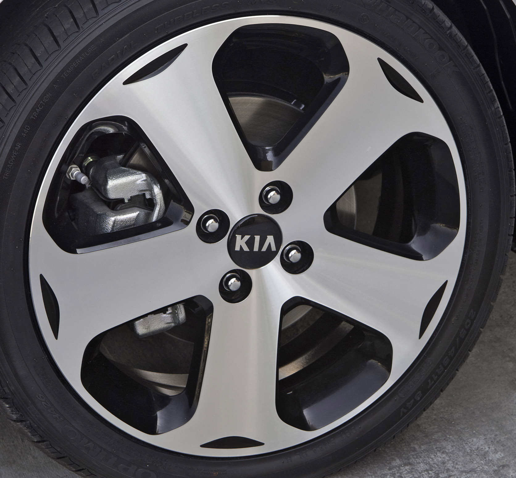 2013 kia rio hatchback tire size