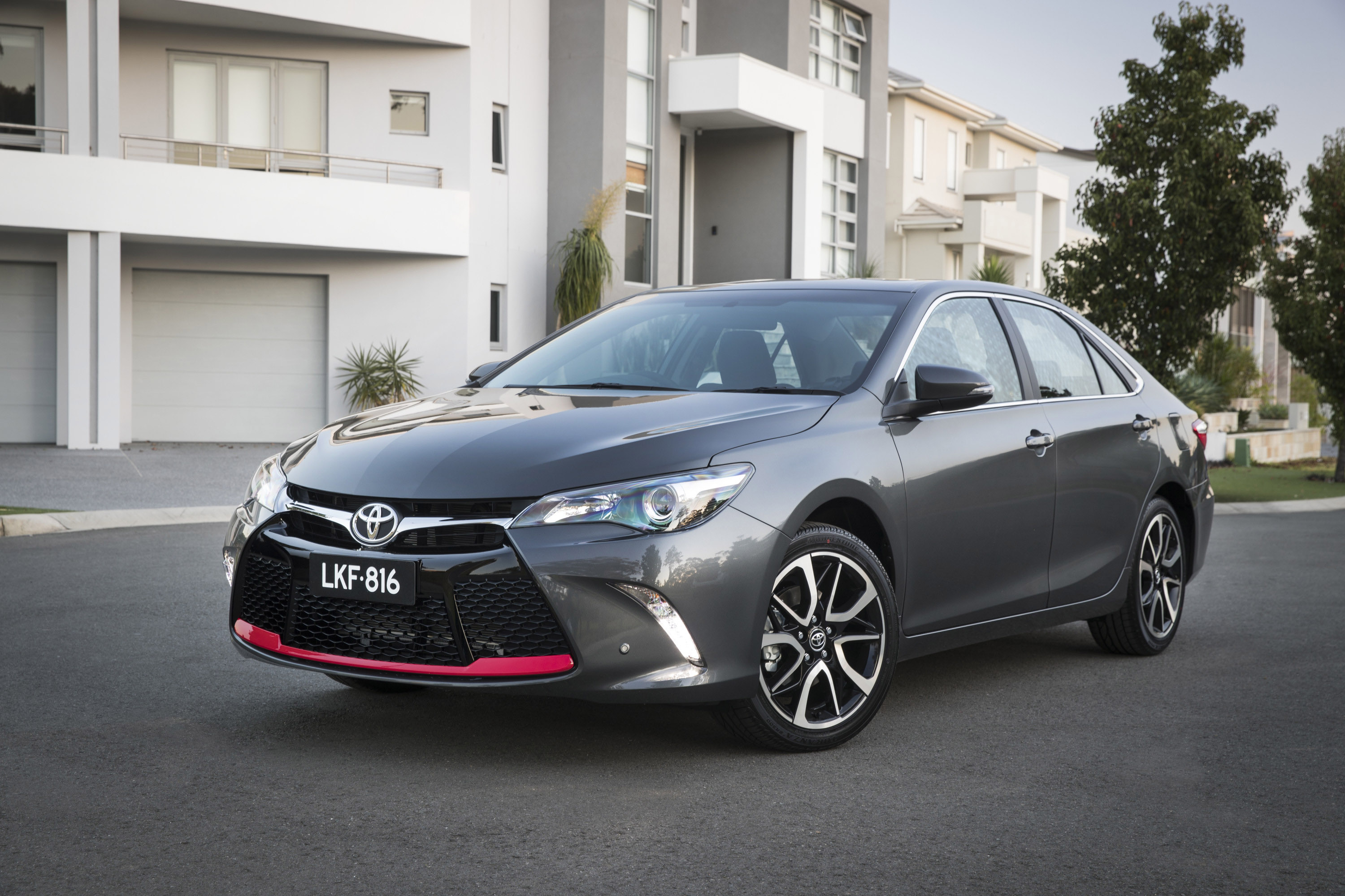 Research 2016
                  TOYOTA Camry pictures, prices and reviews