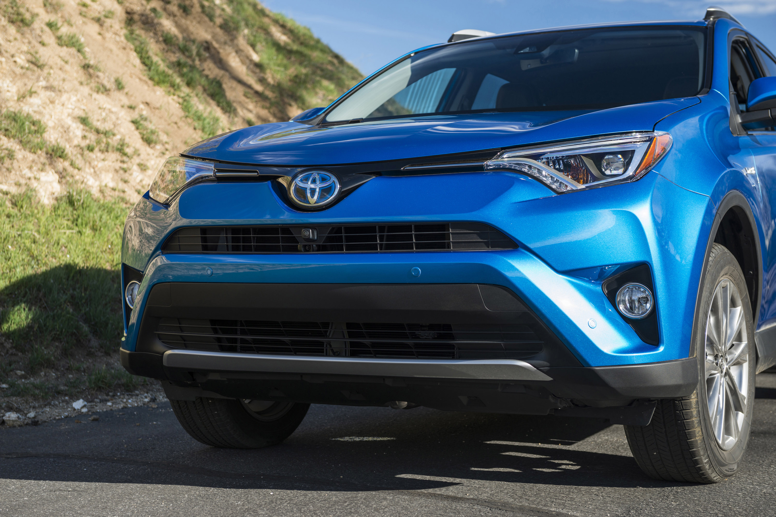 New 4 18. Toyota rav4 2016. Toyota rav4 Hybrid. Тойота рав 4 гибрид. Тойота рав 4 2016.