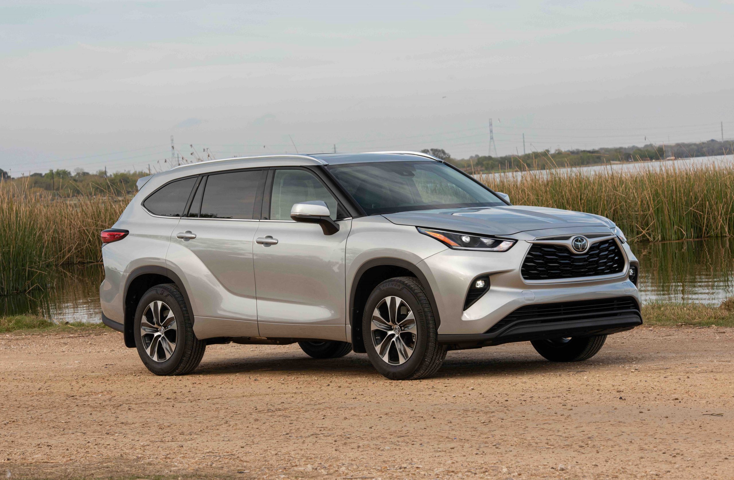 Toyota Highlander HybridOnly Bronze Edition (2022) picture 13 of 36