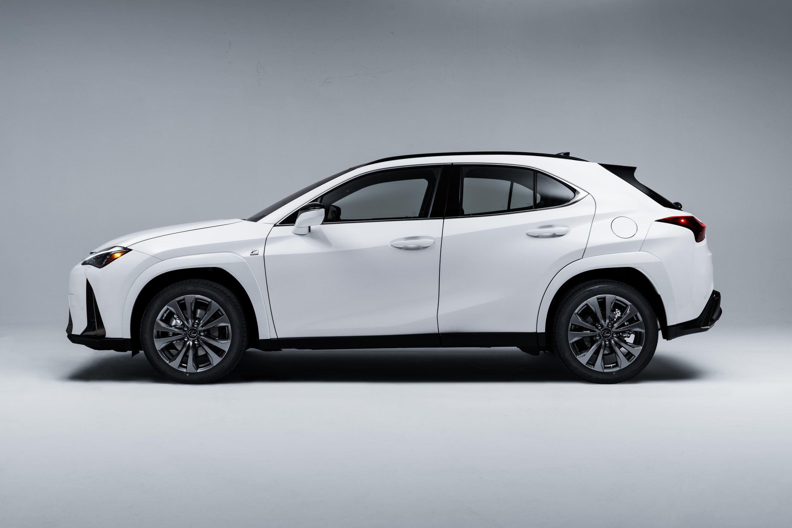 Lexus UXH (2023) HD Picture 28 of 66 151110 2560x1707