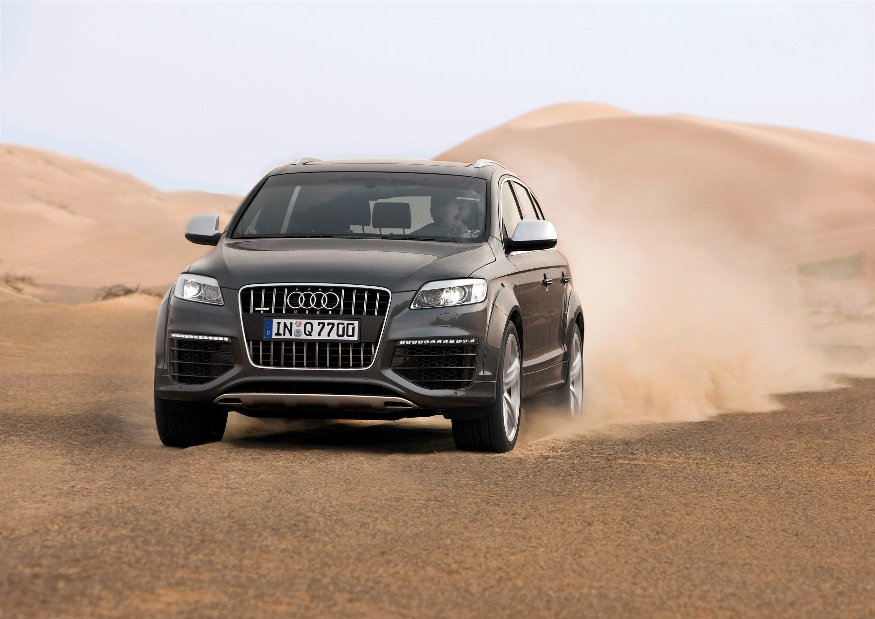 Audi Q7 в пустыне бесплатно