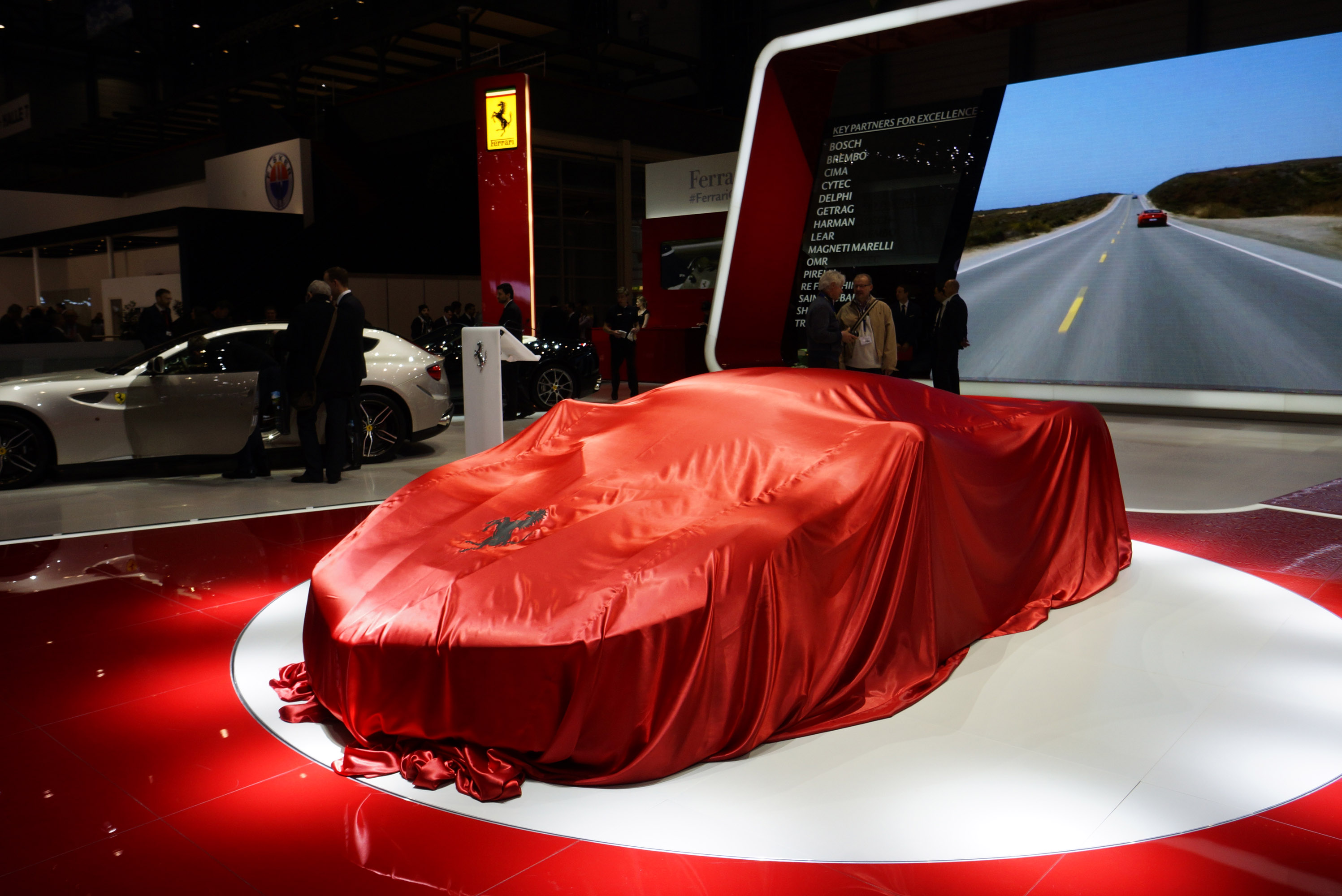 Ferrari Laferrari: Complete Review, Price & Video – Must See! - pv3ex14