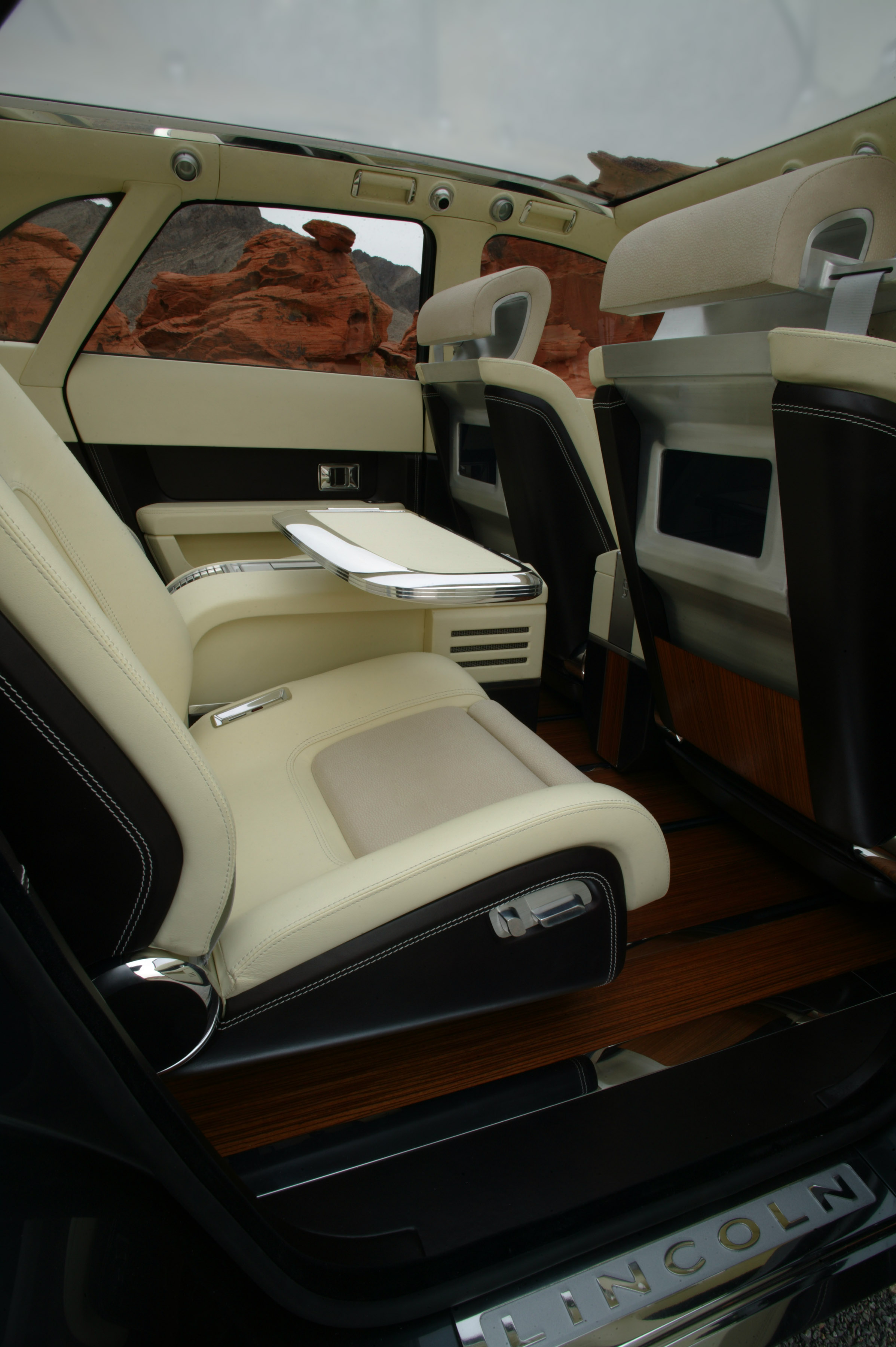 https://www.automobilesreview.com/gallery/lincoln-aviator-next-generation-concept/lincoln-aviator-concept-22.jpg