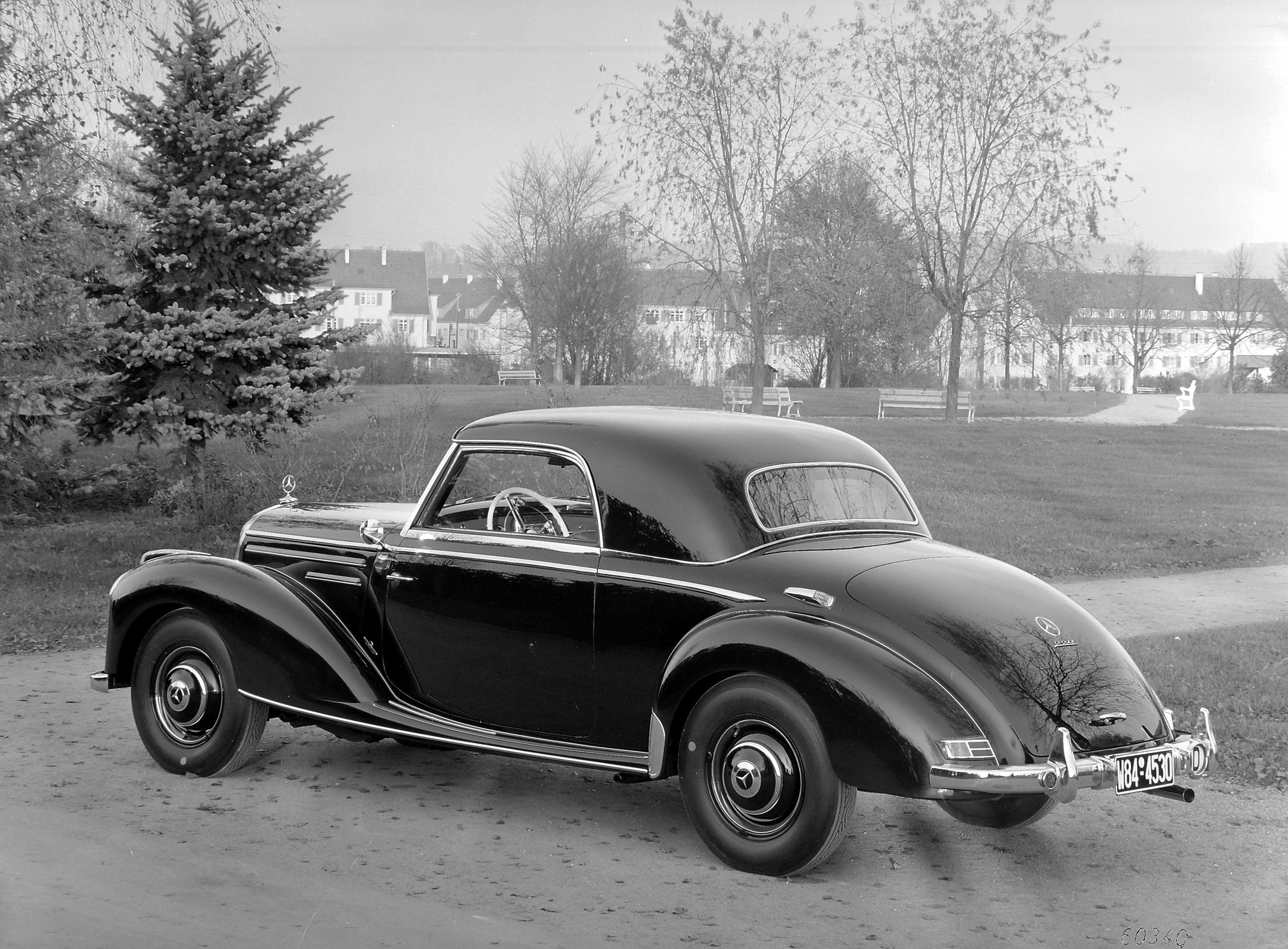 Мерседес 1951 года. Mercedes-Benz 220 (w187). Mercedes-Benz 220 w187 (1951). Mercedes 220 w187. Мерседес Бенц w 187.