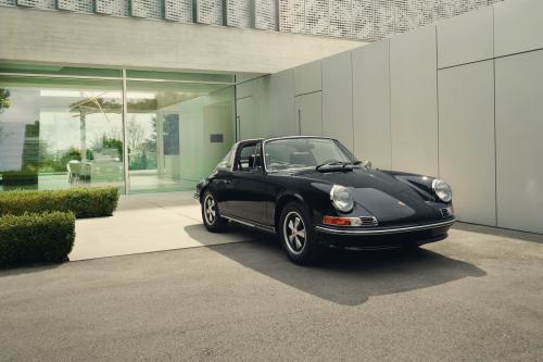 Porsche 911 S 2.4 Targa (1972) - picture 1 of 5