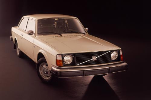 Volvo 242 (1974) - picture 1 of 6