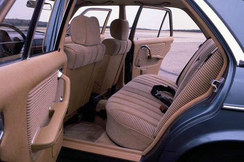 Mercedes-Benz 123 series (1975) - picture 17 of 24