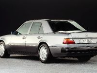 Mercedes-Benz 500E (1991) - picture 10 of 12