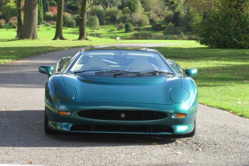 Jaguar XJ220 (1994) - picture 1 of 3