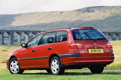 Toyota Avensis (2000) - picture 8 of 10