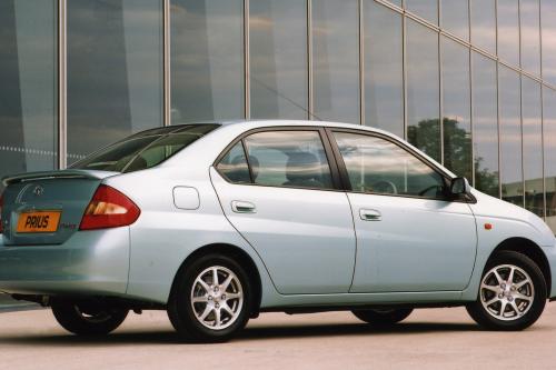 Toyota Prius (2000) - picture 9 of 17