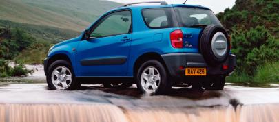 Toyota  RAV4 (2000) - picture 7 of 18