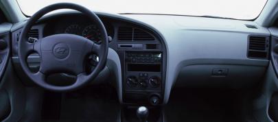 Hyundai Elantra GLS (2001) - picture 7 of 11