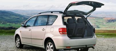 Toyota Avensis Verso (2002) - picture 4 of 6
