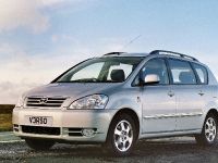 Toyota Avensis Verso (2002) - picture 2 of 6