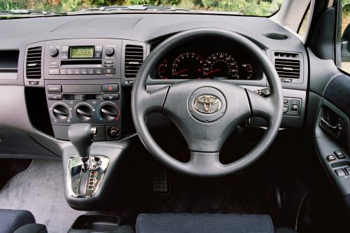 Toyota Corolla Verso (2002) - picture 8 of 9