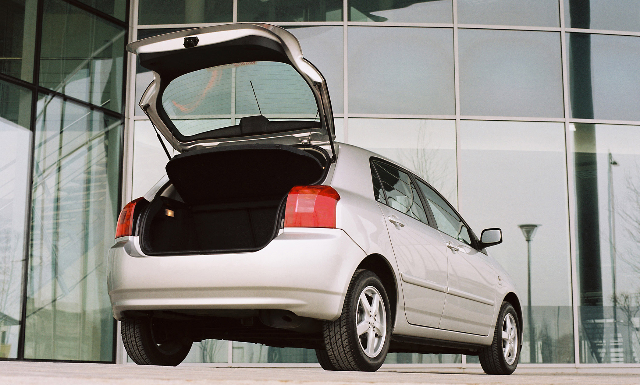 Плюсы хэтчбека. Toyota Corolla 2002 хэтчбек. Тойота Королла 5. Toyota Corolla 2005 хэтчбек багажник. Toyota Corolla 2001 Hatchback 5 Doors.