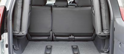 Toyota Land Cruiser 5-door (2002) - picture 7 of 8