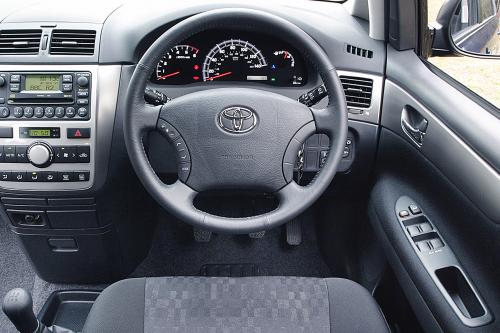 Toyota Avensis Verso (2004) - picture 9 of 10